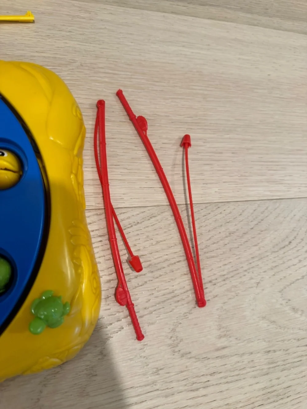 TOY - Pressman Let's Go Fishin' - Under The Sea Game for Kids and Families